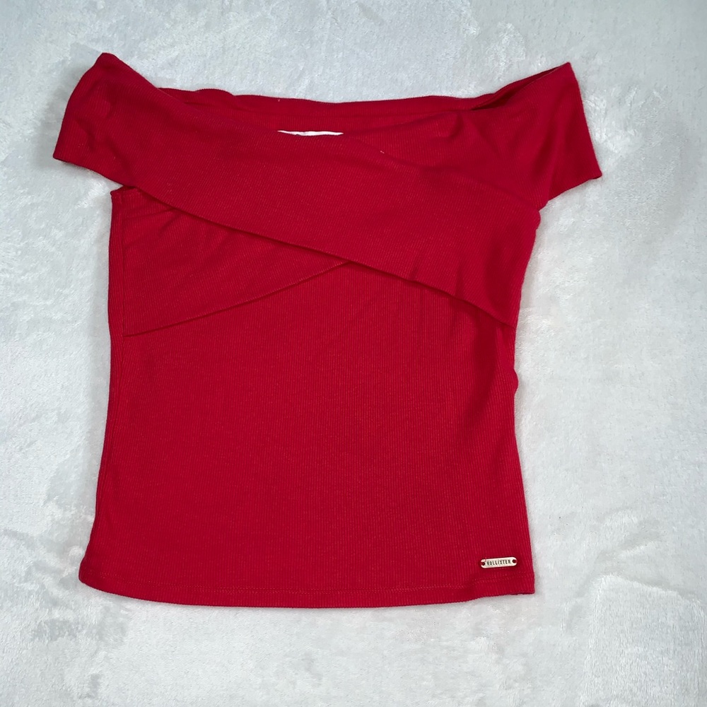 Off the shoulder holister top.